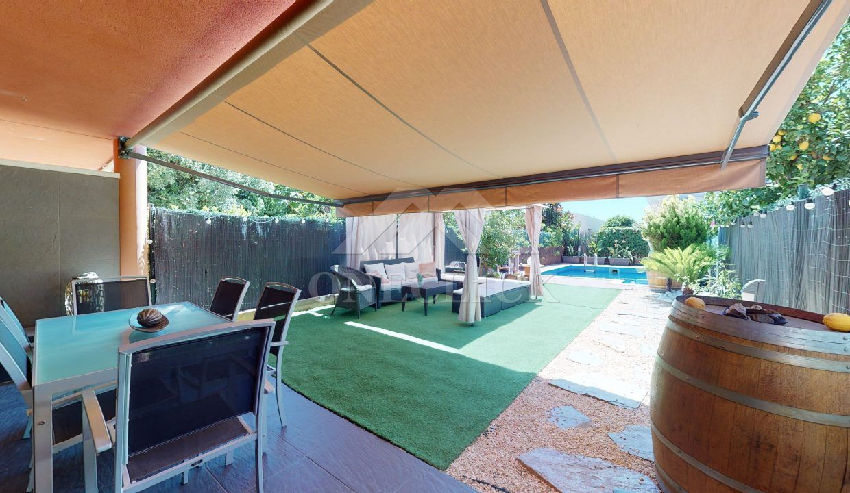 Casa-adosada-venta-piscina-Vilafortuny-Inmobiliaria-One-Cl1ck 1