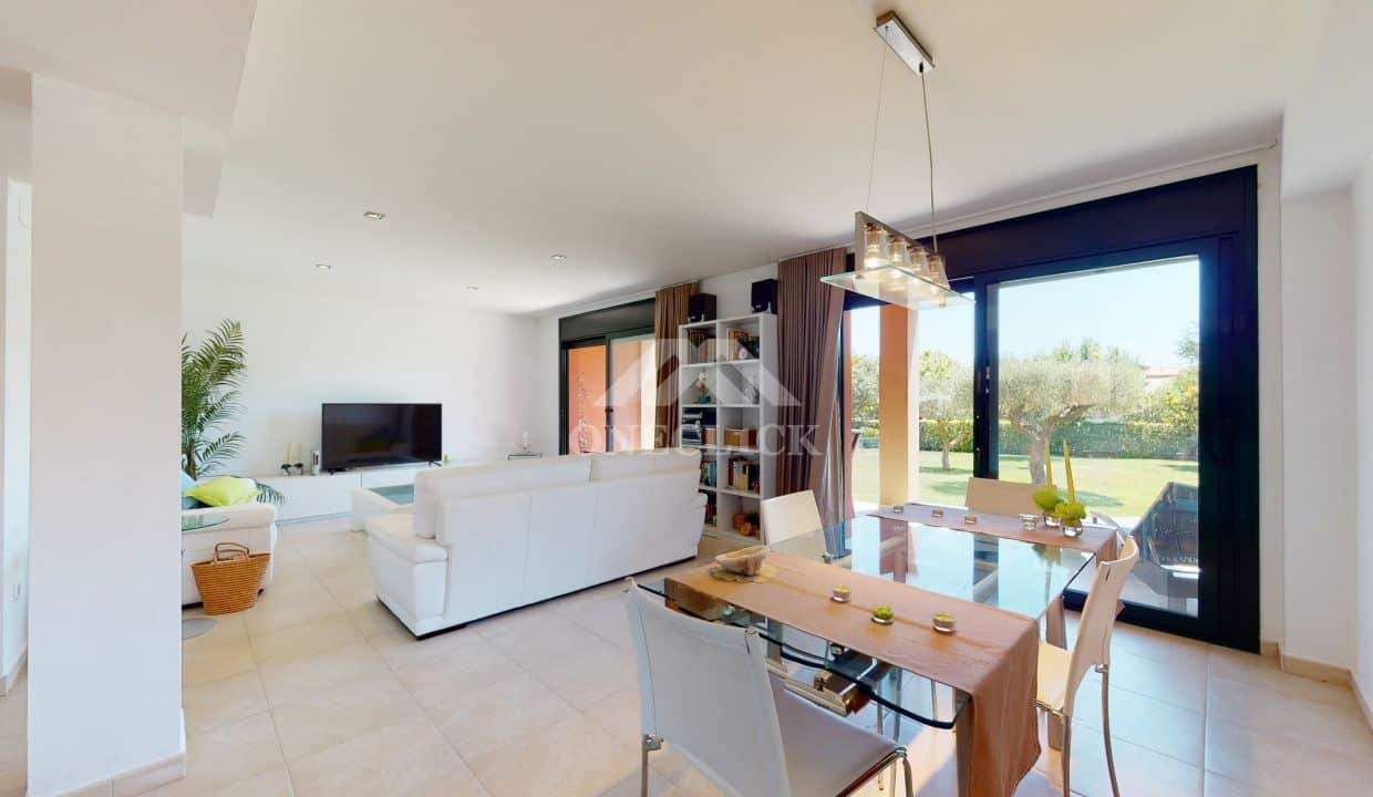 Casa-pareada-Bonmont-garaje-pisicina-Inmobiliaria-One-Cl1ck 2