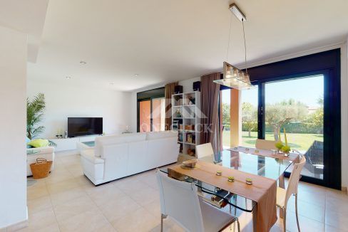 Casa-pareada-Bonmont-garaje-pisicina-Inmobiliaria-One-Cl1ck 2