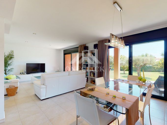 Casa-pareada-Bonmont-garaje-pisicina-Inmobiliaria-One-Cl1ck 2