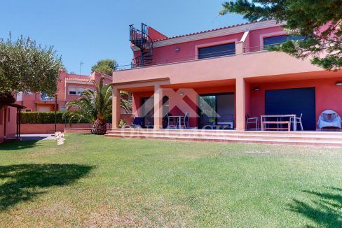 Casa-pareada-Bonmont-garaje-pisicina-Inmobiliaria-One-Cl1ck 24