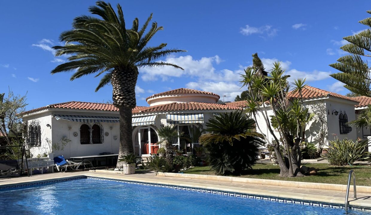 Chalet-unifamiliar-piscina-Miami-Playa-Inmobiliaria (2)