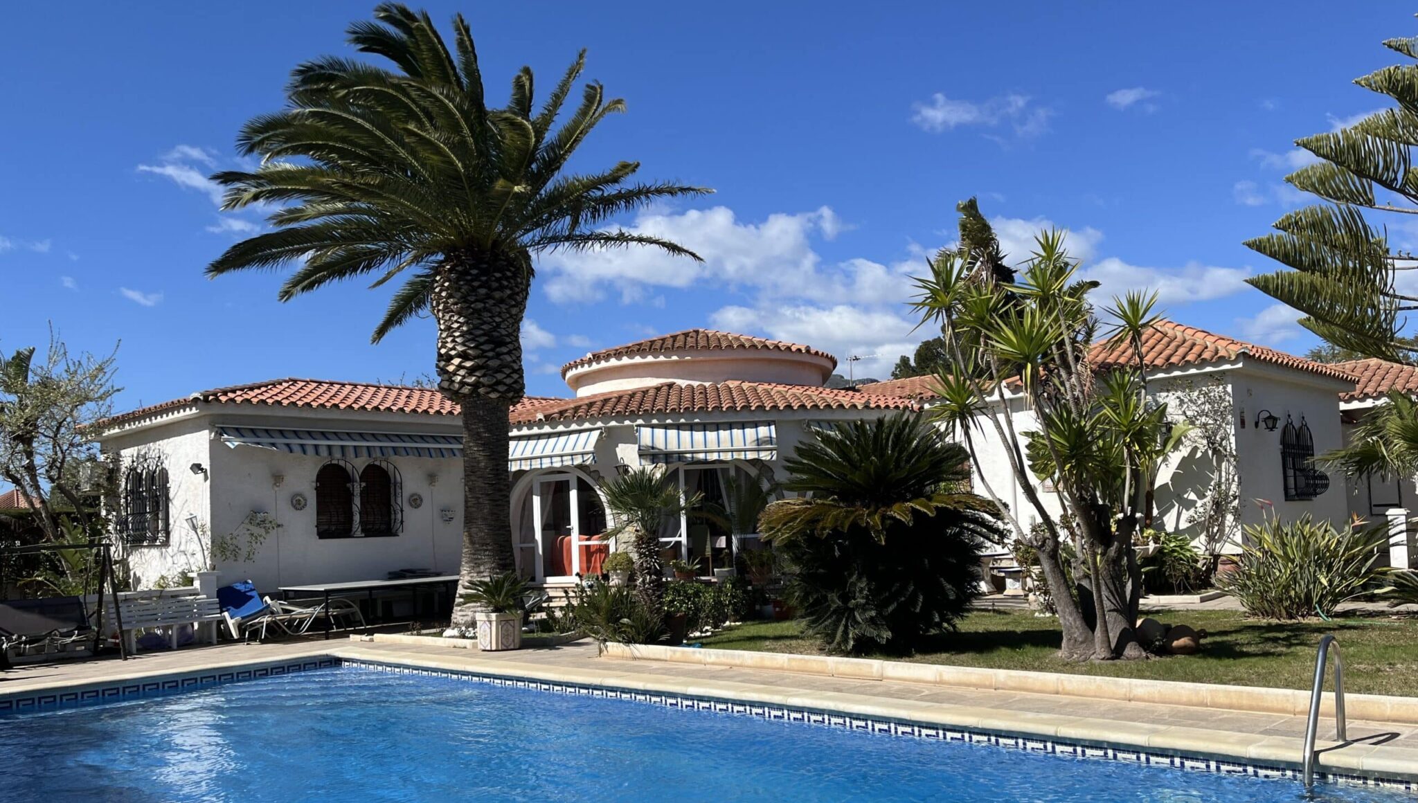 Chalet-unifamiliar-piscina-Miami-Playa-Inmobiliaria (2)