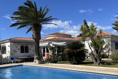 Chalet-unifamiliar-piscina-Miami-Playa-Inmobiliaria (2)