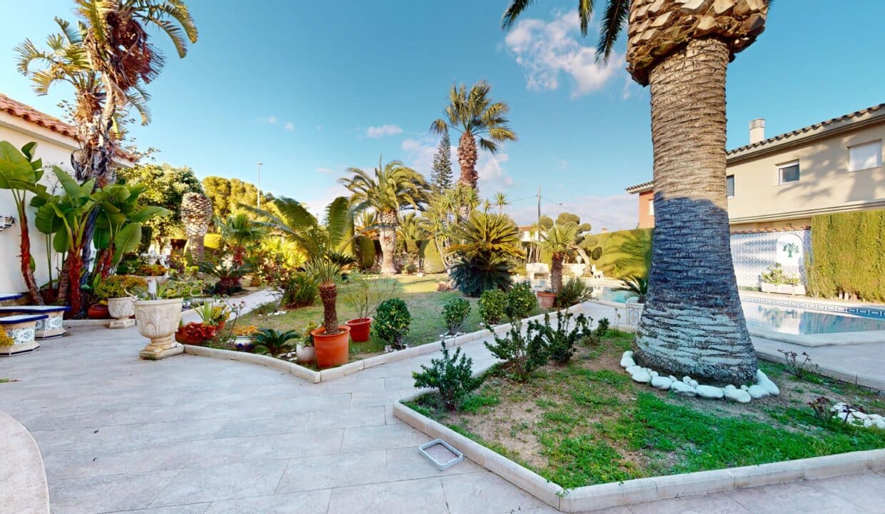 Chalet-unifamiliar-piscina-Miami-Playa-Inmobiliaria (34)