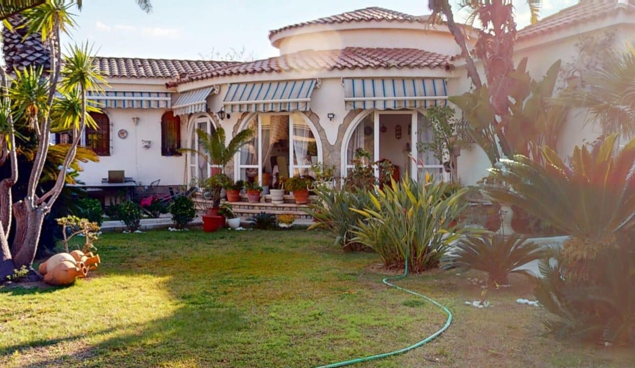 Chalet-unifamiliar-piscina-Miami-Playa-Inmobiliaria (37)