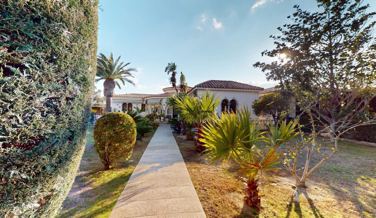 Chalet-unifamiliar-piscina-Miami-Playa-Inmobiliaria (38)