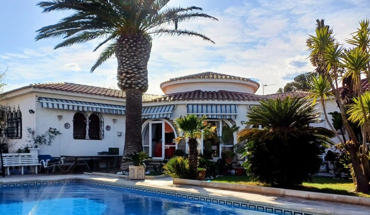 Chalet-unifamiliar-piscina-Miami-Playa-Inmobiliaria (5)